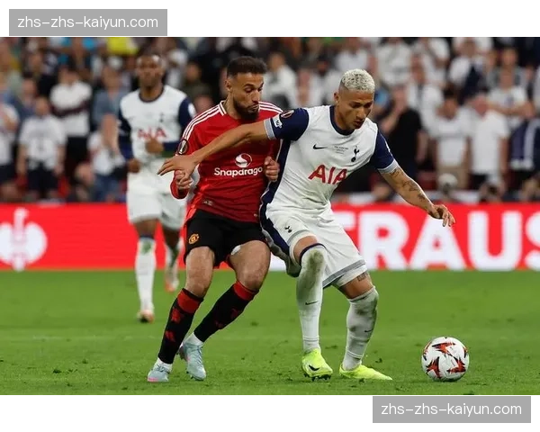 特写:看台上,刚刚伤愈的凯恩紧张地观看热刺与阿森纳的北伦敦德比