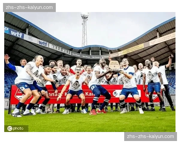 特写镜头:保级关键战失利后,加的斯老将内格雷多跪地久久不起 特写镜头:保级关键战失利后,加的斯老将内格雷多跪地久久不起