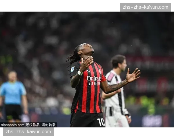 AC米兰与尤文图斯互有攻防，萨勒马科尔斯射门击中横梁
